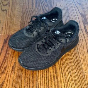 NIKE All Black Sneakers